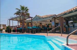 Bazén v ubytování The Blue Sea Hotel nebo v jeho okolí