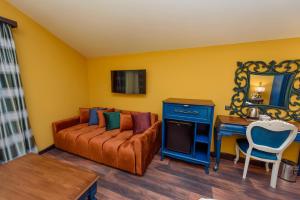 a living room with a couch and a desk at TOK EPİK HOTEL in Bursa