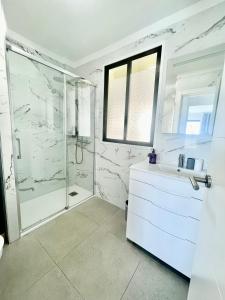 Ванная комната в Royal View Apartment - Playa de Las Americas