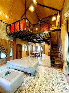 une chambre avec deux lits et une table dans une pièce dans l'établissement Baibon1 Boutique House Thalang Phuket, à Ban Na Nai