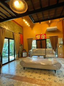 une chambre avec un grand lit dans une pièce dans l'établissement Baibon1 Boutique House Thalang Phuket, à Ban Na Nai