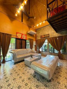 une grande chambre avec deux lits et un canapé dans l'établissement Baibon1 Boutique House Thalang Phuket, à Ban Na Nai 6 autres photos