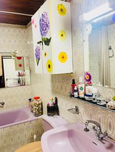 ein Bad mit einem Waschbecken und einem Spiegel in der Unterkunft À casetta in Albertacce