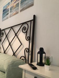 um quarto com uma cama e uma mesa com um candeeiro em Céntrico Rota Beach. em Rota