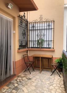 - un balcon avec une porte, une table et des chaises dans l'établissement Céntrico Rota Beach., à Rota