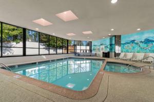 duży basen w budynku z oknami w obiekcie Ramada by Wyndham Harrisburg/Hershey Area w mieście Harrisburg