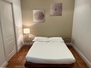1 dormitorio pequeño con 1 cama con sábanas blancas en B&B Villa Sant'Elmo, en Nápoles