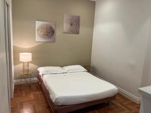 Un dormitorio con una cama y una lámpara. en B&B Villa Sant'Elmo, en Nápoles