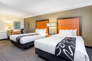 Postel nebo postele na pokoji v ubytování La Quinta Inn by Wyndham Champaign