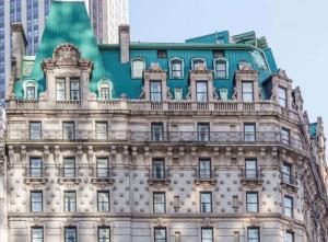 纽约Martinique New York on Broadway, Curio Collection by Hilton的一座带绿色屋顶的古老建筑