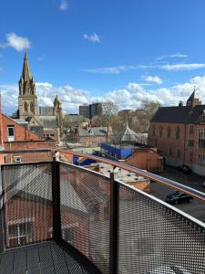 een balkon met uitzicht op de stad bij Modern 2 BDR Flat in Nottingham City Centre with free parking in Nottingham