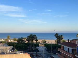 uma vista para a praia e para o oceano a partir de um edifício em The Green House on the sea em Pozzallo