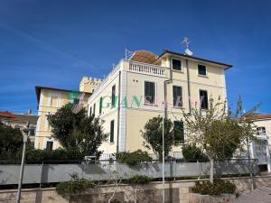 SAGGI - 3 posti letto sul mare con posto auto في سان فينتْشينسو: مبنى مع علامة على جانبه