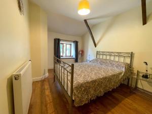 1 dormitorio con 1 cama en una habitación con ventana en La Maison des Hibiscus en Pagéas