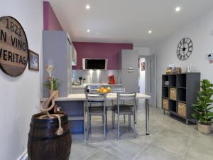 a kitchen and dining room with a table and chairs at GÎTE **** L'ATELIER DU TONNELIER in Ribeauvillé +26 photos