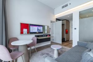 TV a/nebo společenská místnost v ubytování Ink Hotel