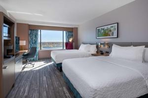 um quarto de hotel com duas camas e uma grande janela em Hilton Garden Inn Toledo Downtown em Toledo
