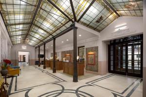 eine Lobby mit Glasdach in der Unterkunft Anglo American Hotel Florence, Curio Collection By Hilton in Florenz
