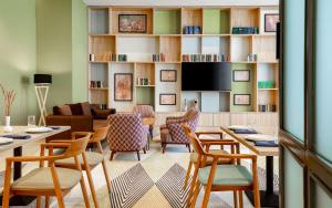 - un salon avec une table et des chaises dans l'établissement Hilton Garden Inn Samarkand, à Samarcande