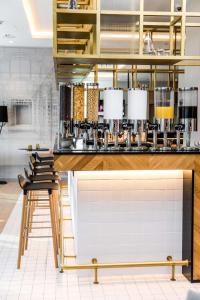 Lounge nebo bar v ubytování Hilton Garden Inn Tbilisi Riverview