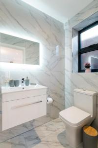 A bathroom at Luxury Three Bedrooms Flat, Coulsdon CR5