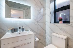 Et badeværelse på Luxury Three Bedrooms Flat, Coulsdon CR5