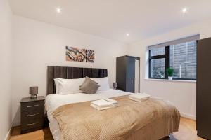 Un ou plusieurs lits dans un hébergement de l'établissement Luxury Three Bedrooms Flat, Coulsdon CR5