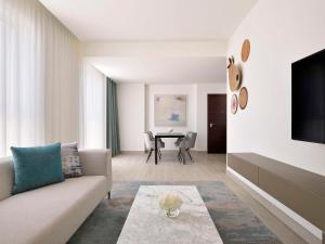 TV a/nebo společenská místnost v ubytování Mövenpick Hotel & Apartments Ghala Muscat