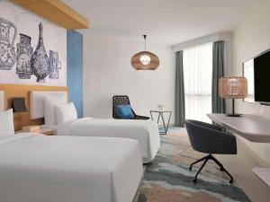TV a/nebo společenská místnost v ubytování Mövenpick Hotel & Apartments Ghala Muscat