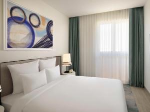 Postel nebo postele na pokoji v ubytování Mövenpick Hotel & Apartments Ghala Muscat