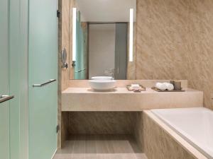 Koupelna v ubytování Mövenpick Hotel & Apartments Ghala Muscat