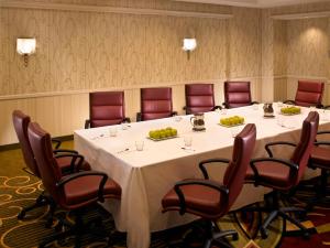 ダウナーズ・グローブにあるHomewood Suites By Hilton Downers Grove Chicago, Ilの大きなテーブルと椅子付きの会議室を利用できます。