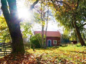 una pequeña casa roja en medio de los árboles en 2 person holiday home in N SSJ, en Nässjö