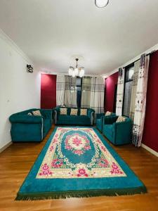 een woonkamer met een bank en een tapijt bij Eddy's in Mutumba