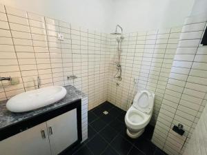 een badkamer met een wastafel en een toilet bij Eddy's in Mutumba
