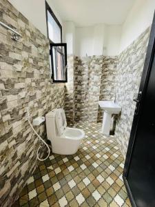 een badkamer met een toilet en een wastafel bij Eddy's in Mutumba
