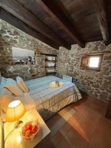 - une chambre avec un lit et une table avec un bol de fruits dans l'établissement Can Toni Vell Espinelves, à Espinelvas