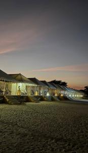 rząd namiotów na plaży w nocy w obiekcie Sam Safari Resort Jaisalmer w mieście Jaisalmer