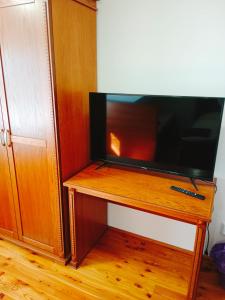 Hnojní的住宿－Penzion Václav，木架上配有平面电视