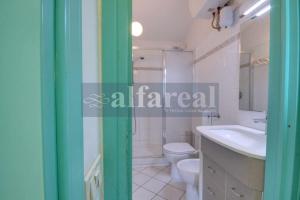 een badkamer met een wit toilet en een wastafel bij Mare Bilo in Castiglione della Pescaia