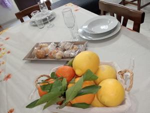 una mesa con un plato de fruta en una mesa en Casa vacanze valentino, en Avola