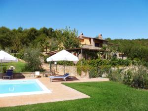 a villa with a swimming pool and a house at Agriturismo Parzalla in Ficulle