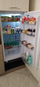 un frigorifero aperto pieno di cibo e bevande di La Rosa del Salento a San Cesario di Lecce