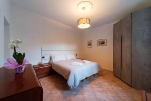 una camera con letto, cassettiera e lampada di Moonlight - Lecco Getaway a Lecco