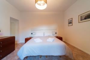 una camera da letto con un letto bianco con due asciugamani di Moonlight - Lecco Getaway a Lecco