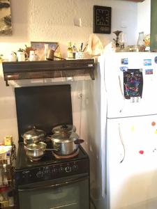 una cocina con una estufa con tres ollas. en Villa Velika GR, en Velika
