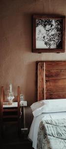 1 dormitorio con 1 cama y una foto en la pared en La Casa di Marla, en Sirmione