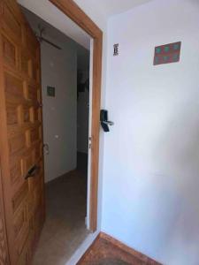een lege kamer met een deur en een hal bij Apartamento Mare Nostrum Centro Aguamarga in Agua Amarga