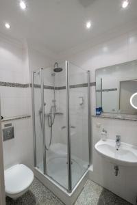 y baño con ducha, aseo y lavamanos. en Self-Service by Hotel Savoy Hannover, en Hannover