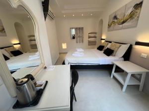 a small room with two beds and a mirror at Affittacamere Sull'Arco in Monterosso al Mare